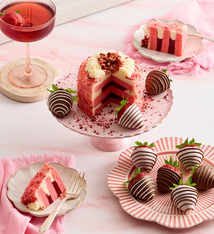 Strawberry Cake Partyオーバーニー ピンク Strawberry Shortcake with Gourmet Drizzled Strawberries | 1800Flowers